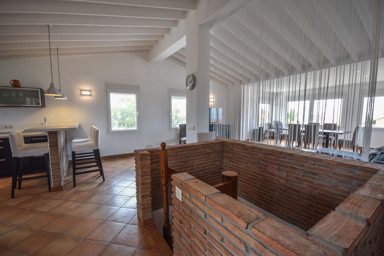 In The Second Line, Modern Beachfront Holiday Home In Costabella, マルベーリャ エクステリア 写真