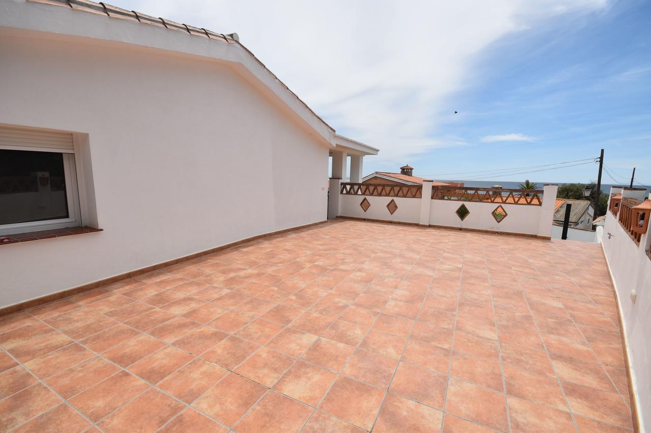 In The Second Line, Modern Beachfront Holiday Home In Costabella, マルベーリャ エクステリア 写真