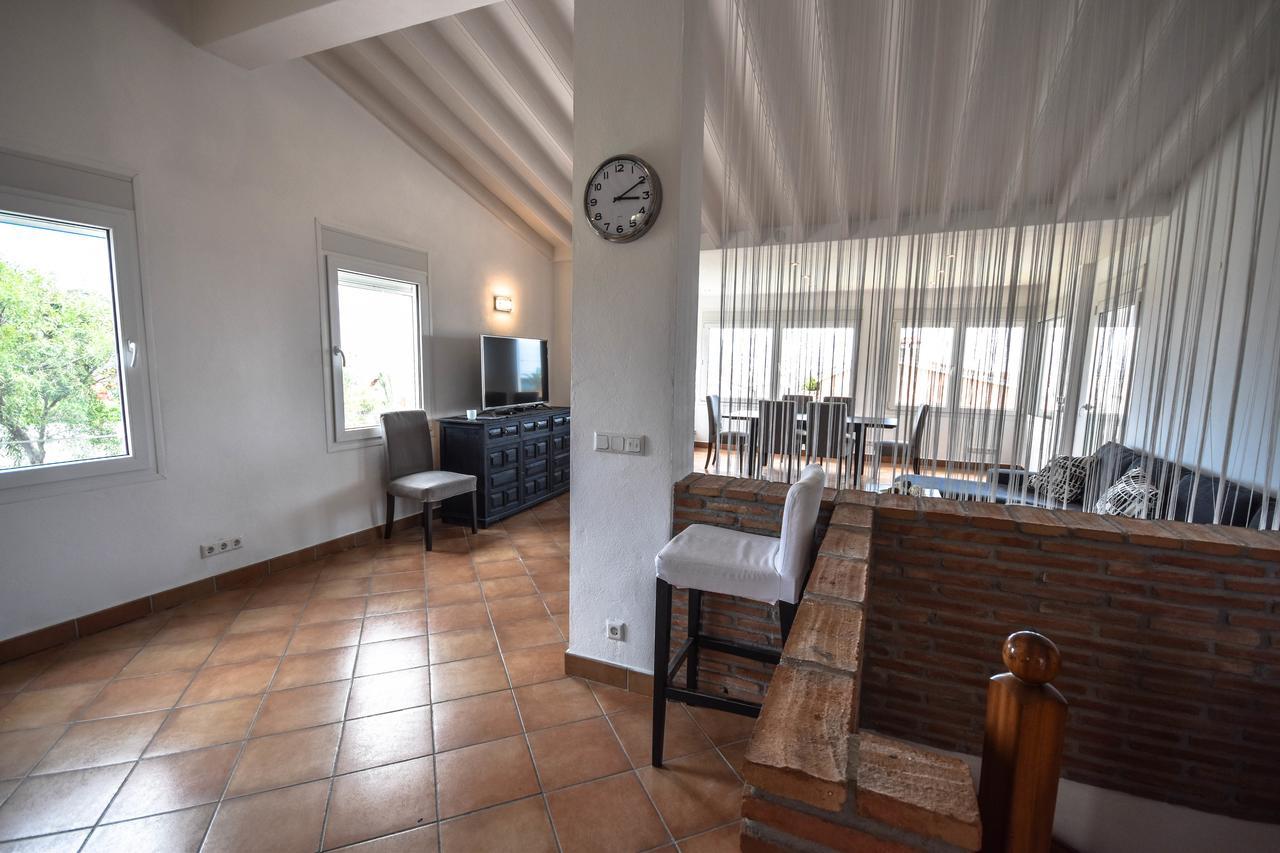 In The Second Line, Modern Beachfront Holiday Home In Costabella, マルベーリャ エクステリア 写真