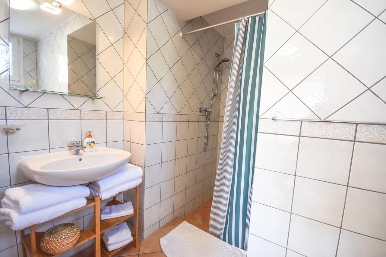 In The Second Line, Modern Beachfront Holiday Home In Costabella, マルベーリャ エクステリア 写真