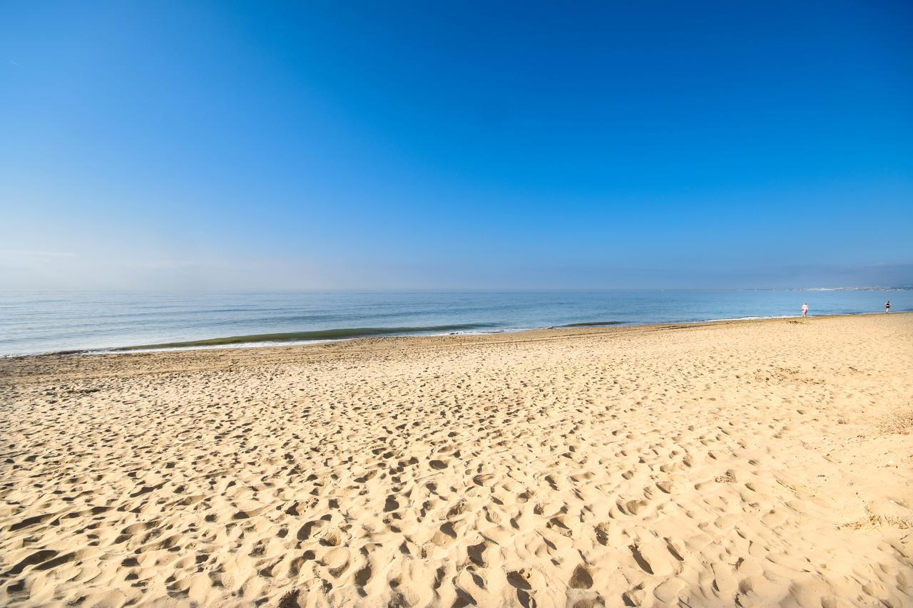 In The Second Line, Modern Beachfront Holiday Home In Costabella, マルベーリャ エクステリア 写真