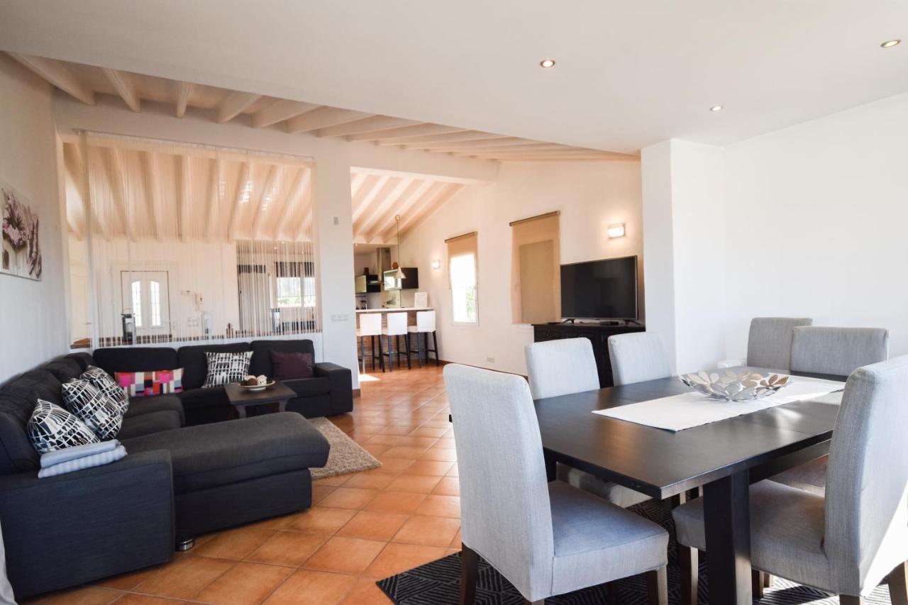 In The Second Line, Modern Beachfront Holiday Home In Costabella, マルベーリャ エクステリア 写真