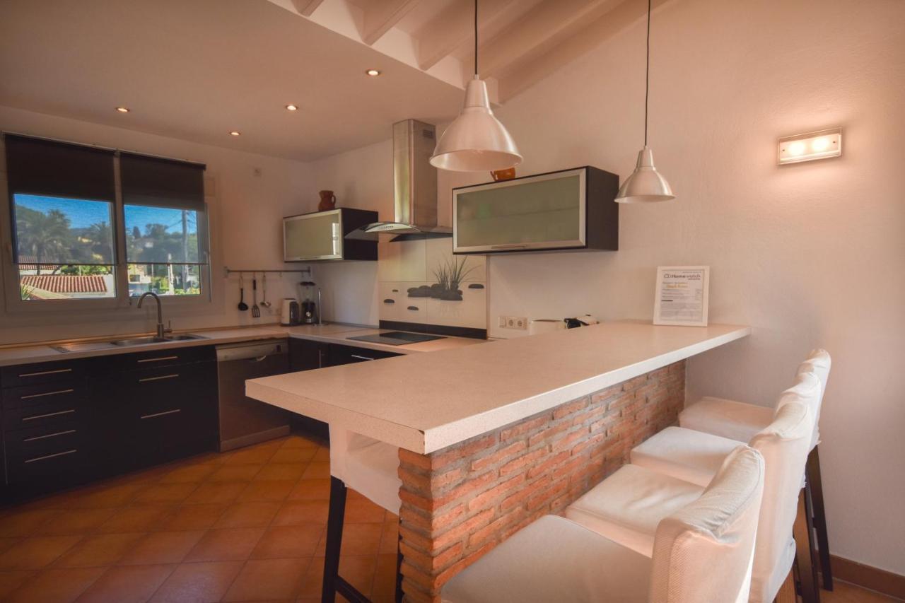 In The Second Line, Modern Beachfront Holiday Home In Costabella, マルベーリャ エクステリア 写真