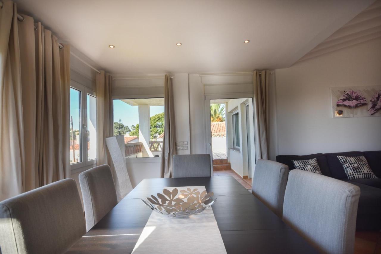 In The Second Line, Modern Beachfront Holiday Home In Costabella, マルベーリャ エクステリア 写真