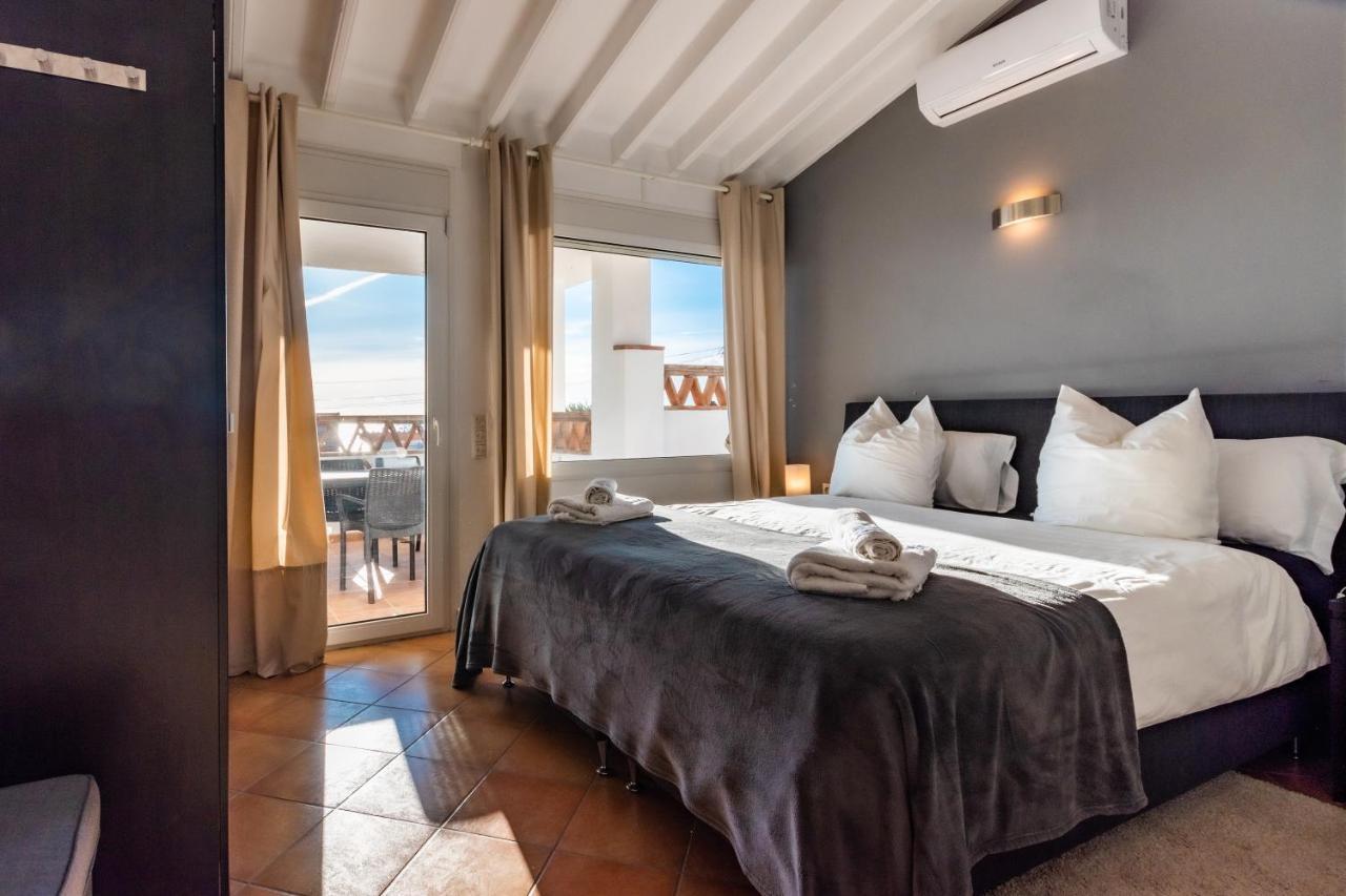 In The Second Line, Modern Beachfront Holiday Home In Costabella, マルベーリャ エクステリア 写真