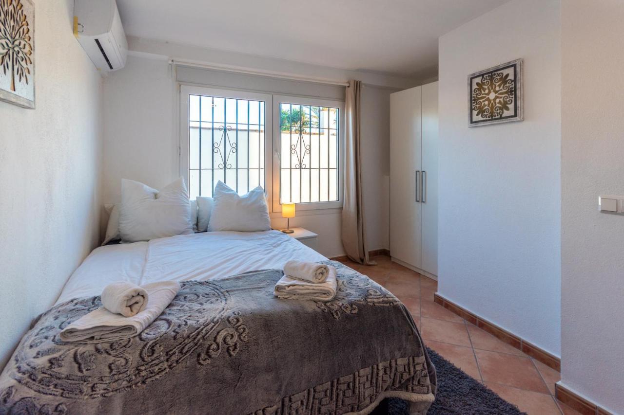In The Second Line, Modern Beachfront Holiday Home In Costabella, マルベーリャ エクステリア 写真