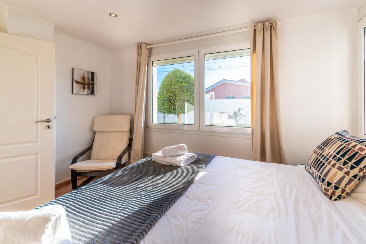 In The Second Line, Modern Beachfront Holiday Home In Costabella, マルベーリャ エクステリア 写真
