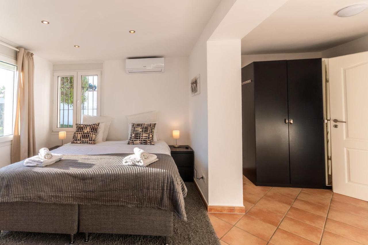 In The Second Line, Modern Beachfront Holiday Home In Costabella, マルベーリャ エクステリア 写真