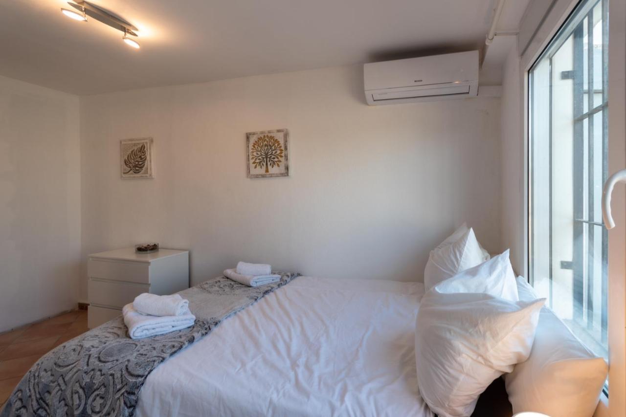 In The Second Line, Modern Beachfront Holiday Home In Costabella, マルベーリャ エクステリア 写真