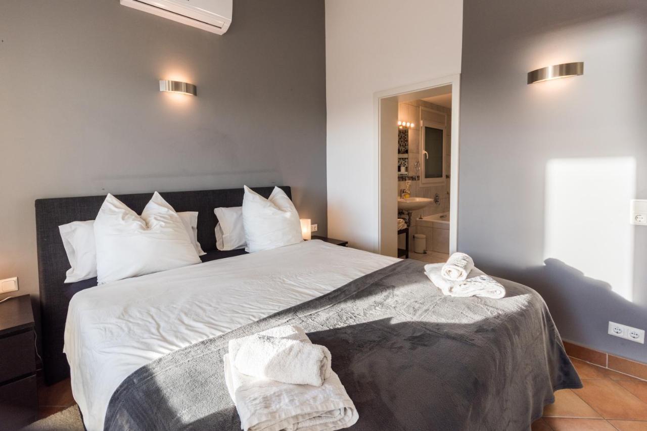 In The Second Line, Modern Beachfront Holiday Home In Costabella, マルベーリャ エクステリア 写真